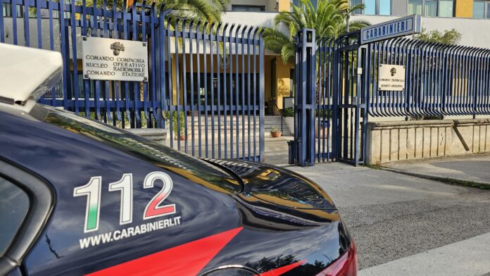 Auto dei Carabinieri parcheggiata davanti al cancello del Comando Provinciale di Avellino.