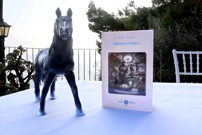 Statua di un cavallo e copia del libro 