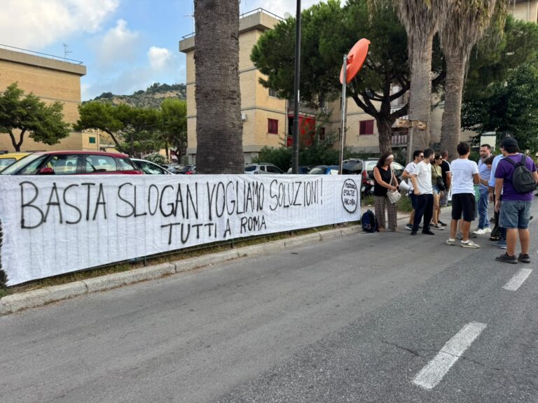 Pozzuoli esiste ancora: presidio al Comune per risposte su sfollati e sostegno