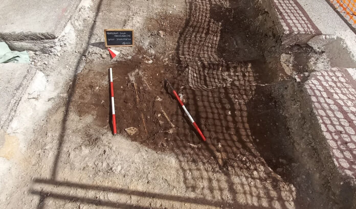 Sepolture a fossa terragna medievali scavate a Montesano sulla Marcellana in un'area con terreno scavato e ossa visibili