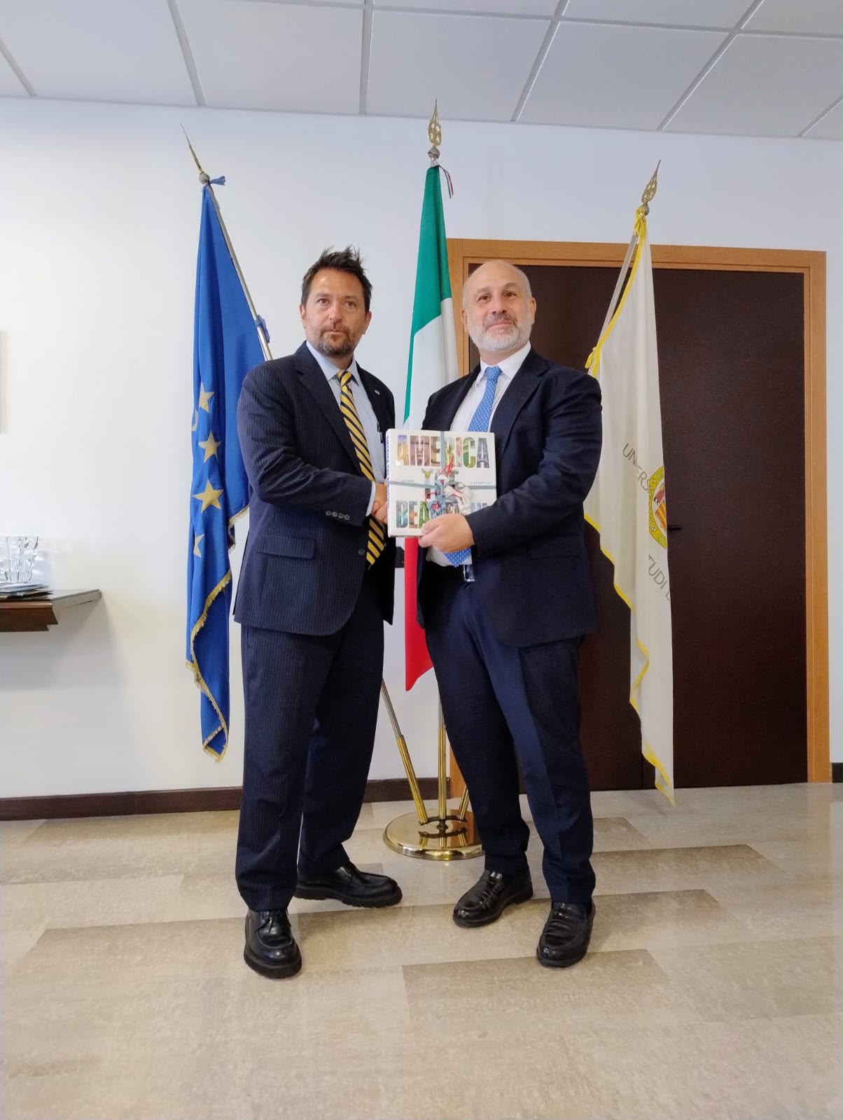 il console generale usa terrence flynn visita il campus dell8217universit224 di salerno da Primacampania.it il console generale usa terrence flynn visita il campus dell8217universit224 di salerno