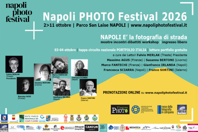 Locandina del Napoli PHOTO Festival 2026 con dettagli sugli eventi e le letture portfolio gratuite.