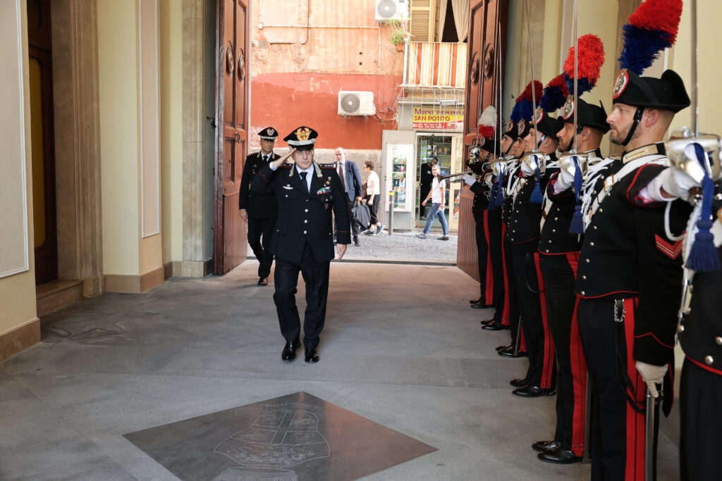il generale castello loda i carabinieri di napoli dopo operazione a caivano e visita da Primacampania.it il generale castello loda i carabinieri di napoli dopo operazione a caivano e visita