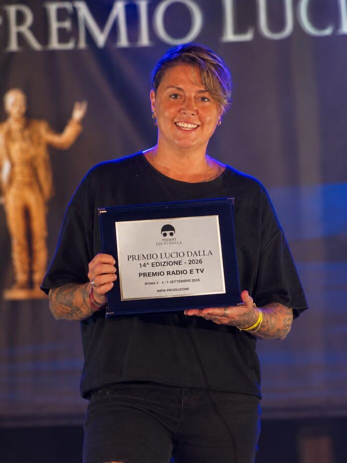 Angelo Rodà che mostra il premio ricevuto alla 14^ edizione del Premio Lucio Dalla.