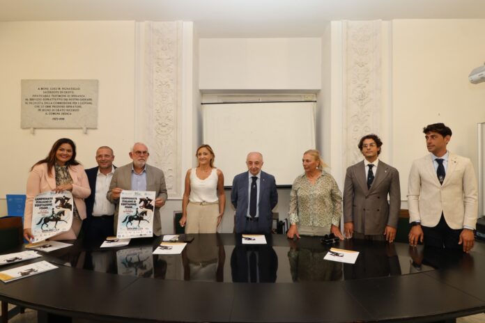 Foto illustrativa della conferenza stampa di presentazione dei Campionati Italiani di Equitazione FISDIR 2026 a Palazzo San Giacomo, Napoli.