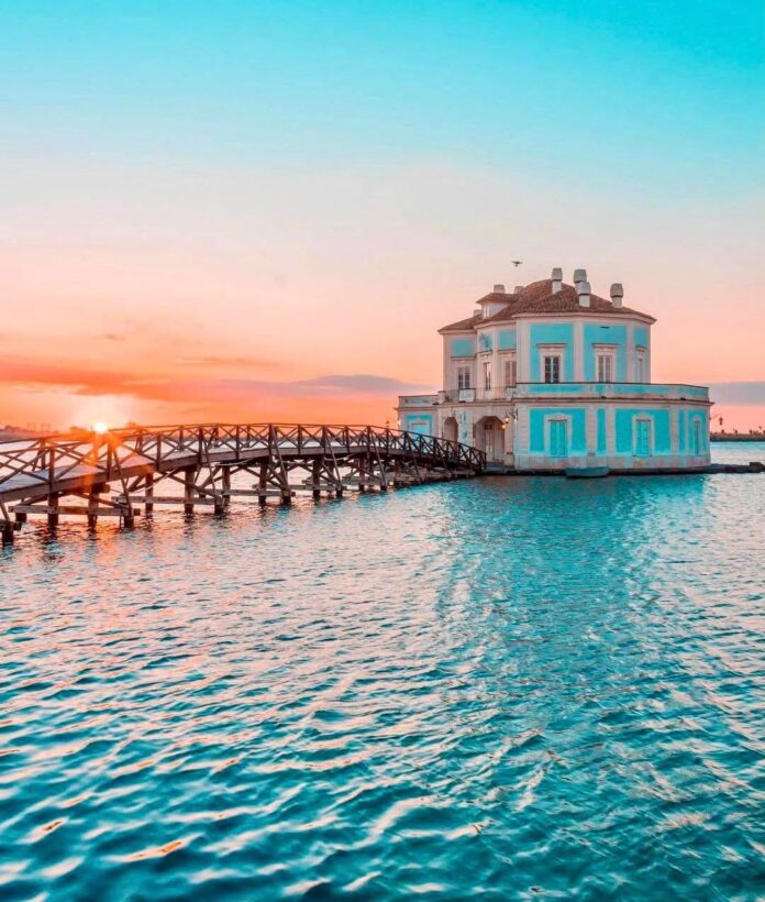 Casina Vanvitelliana sul Lago Fusaro con un tramonto sullo sfondo, Bacoli