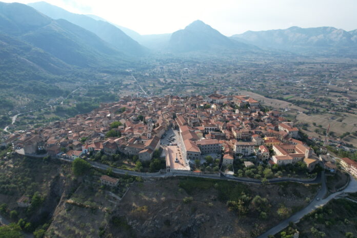 Veduta panoramica del centro storico di Teggiano con montagne sullo sfondo