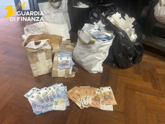 Guardia di Finanza a Napoli sequestra oltre 12mila banconote false da 20 e 50 euro