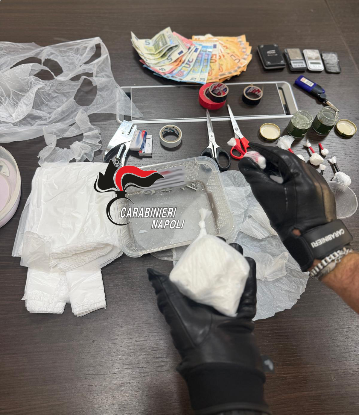 caivano seguito dai carabinieri fino a san tammaro in casa cocaina crack hashish e marijuana da Primacampania.it caivano seguito dai carabinieri fino a san tammaro in casa cocaina crack hashish e marijuana