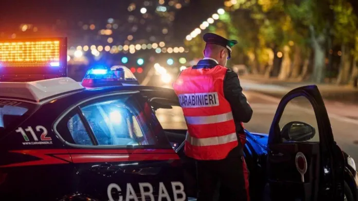 Controlli dei Carabinieri durante un servizio di pattugliamento. A Pomigliano d'Arco i militari hanno denunciato tre persone, identificandone complessivamente 114 e controllando 64 veicoli.