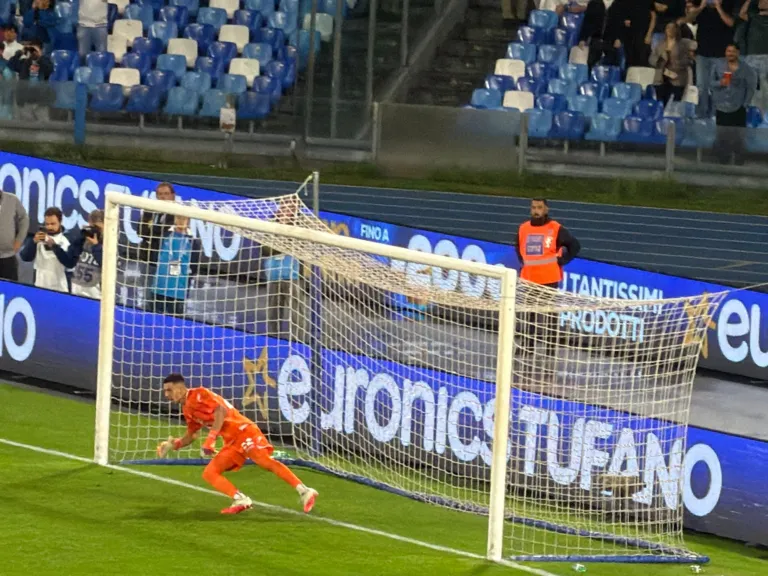Serie A, il Napoli riparte battendo il Frosinone 3 a 0 al Maradona