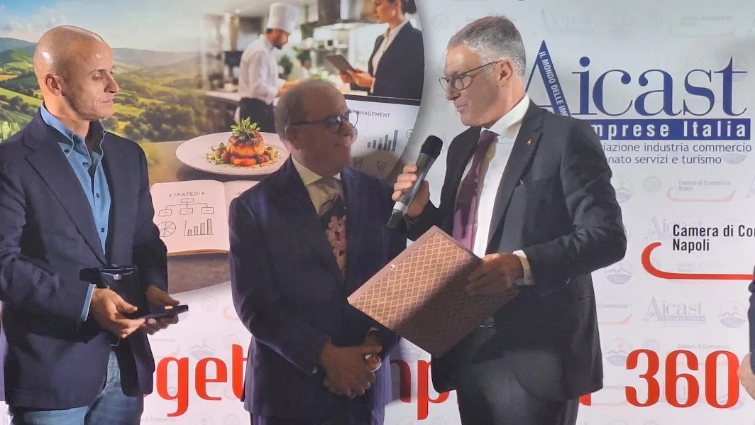 la camera di commercio di napoli premia michele piccolo come eccellenza d8217impresa per aver umanizzato il commercio piccolo la differenza la fanno le persone da Primacampania.it la camera di commercio di napoli premia michele piccolo come eccellenza d8217impresa per aver umanizzato il commercio piccolo la differenza la fanno le persone
