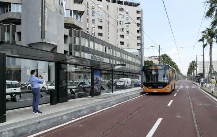 Via Nuova Marina a Napoli, una delle tre arterie interessate dall'attivazione dei nuovi varchi telematici per il controllo delle corsie preferenziali a partire dal 1° novembre 2026.