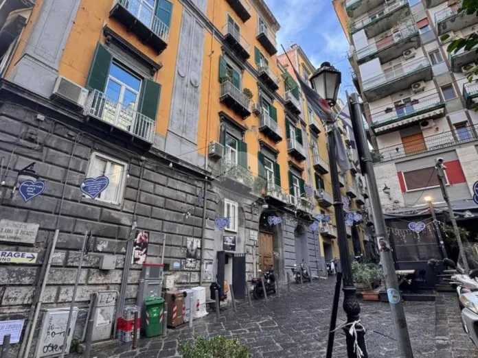 La zona di Salita Sant'Anna di Palazzo, a Napoli, dove una storica pizzeria è stata sospesa dall'Asl dopo il riscontro di gravi carenze igienico-sanitarie e della presenza di blatte.