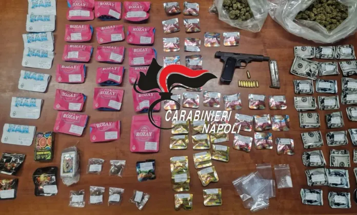 Droga sequestrata dai carabinieri ad Acerra, marijuana confezionata in buste rosa ROZAY e pistola Browning calibro 7,65