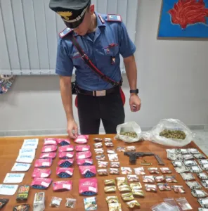 Acerra, droga confezionata come prodotti di lusso: arrestato 22enne con 740 grammi di stupefacenti e una pistola