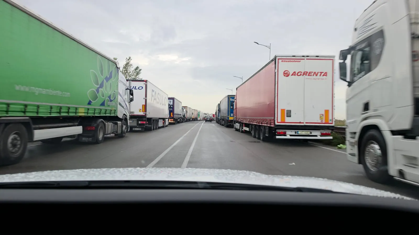protesta dei tir in campania si allentano i blocchi oltre mille autotrasportatori identificati a caianello un camionista minaccia di darsi fuoco da Primacampania.it protesta dei tir in campania si allentano i blocchi oltre mille autotrasportatori identificati a caianello un camionista minaccia di darsi fuoco