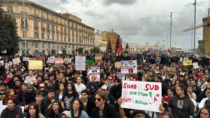 Napoli, corteo contro il carovita: 600 in piazza, nessuno scontro