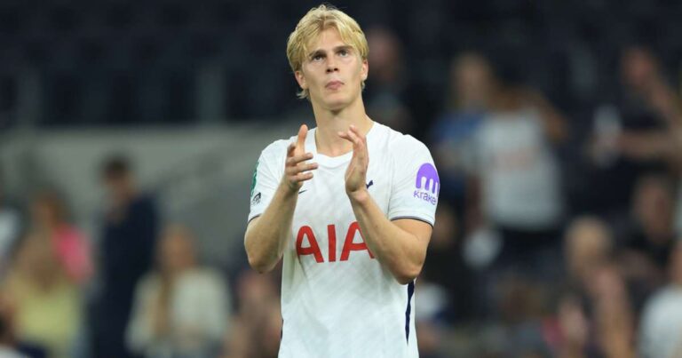 Napoli valuta l’acquisto del centrocampista svedese Lucas Bergvall dal Tottenham