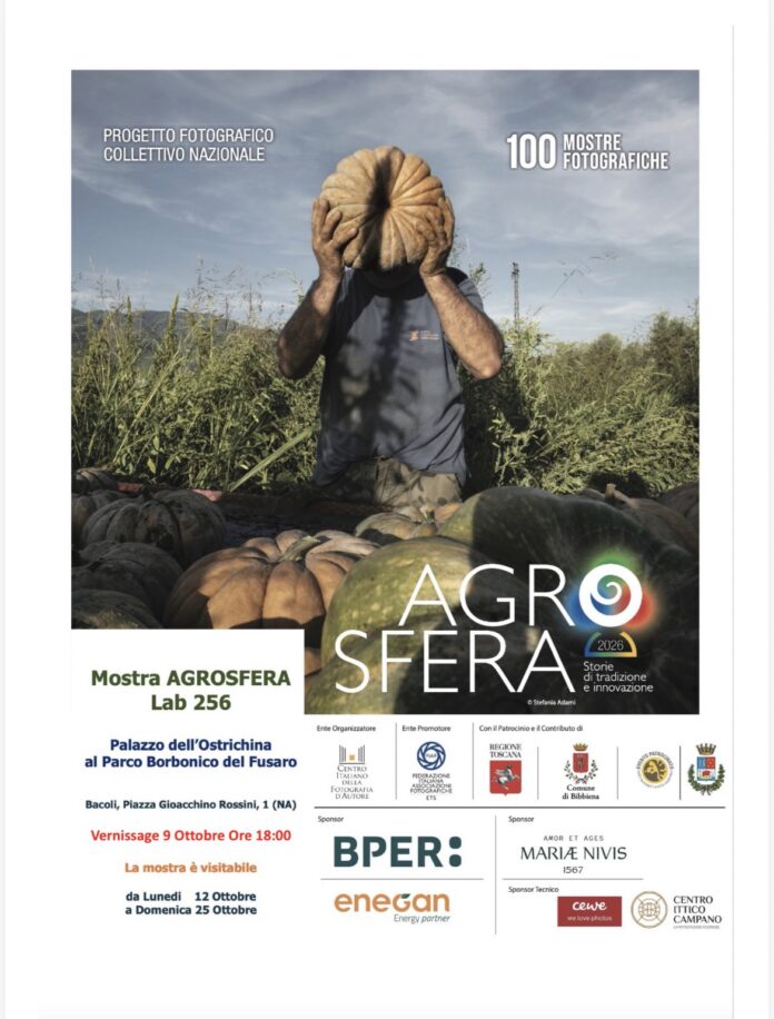 Locandina con immagine di persona con zucca in campagna, logo e informazioni sulla mostra fotografica Agrosfera.