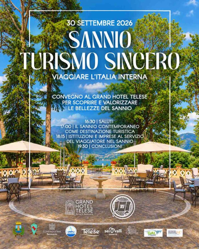 Area esterna del Grand Hotel Telese con tavoli e ombrelloni, ambientazione verde con alberi, cielo sereno e testo dell'evento sovrapposto.
