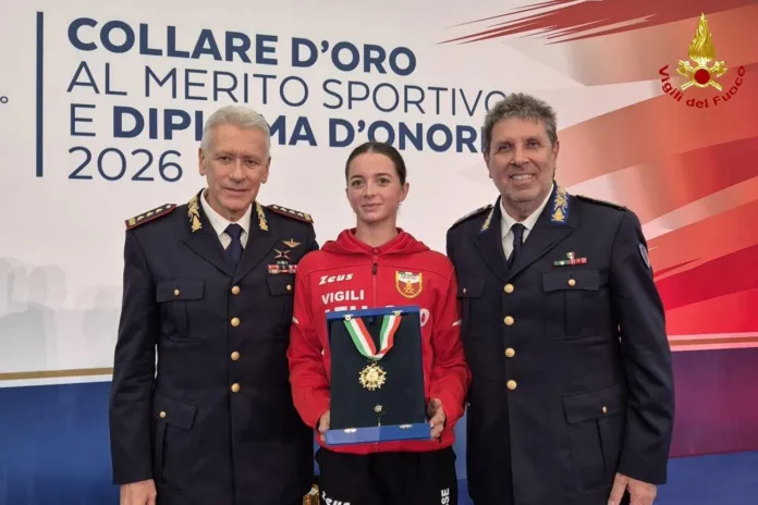 Viola Scotto di Carlo con il Collare d'Oro al Merito Sportivo insieme a due rappresentanti delle istituzioni sportive durante la cerimonia a Roma.