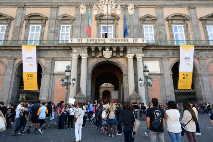 Persone riunite davanti al Palazzo Reale di Napoli durante il Campania Libri Festival.