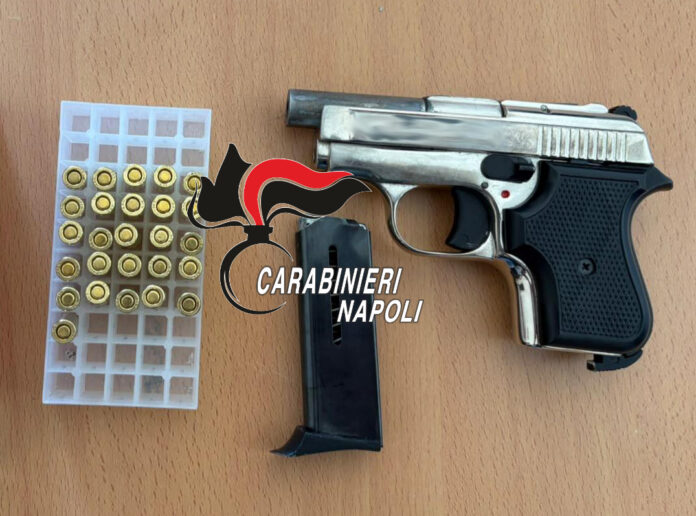 Pistola, caricatore e munizioni disposte su una superficie, con logo dei Carabinieri di Napoli sovrapposto.