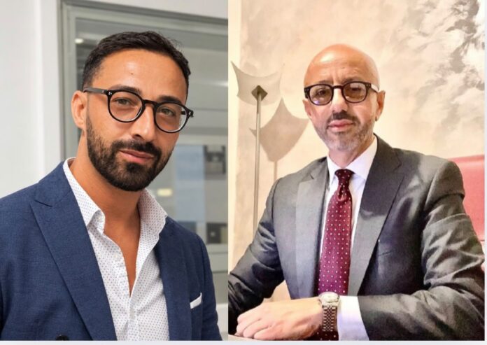 Due uomini in abbigliamento formale con occhiali, rappresentanti politici.