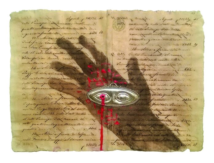 Documento antico con stampa artistica di una mano e inserto metallico sovrapposto con segni rossi.