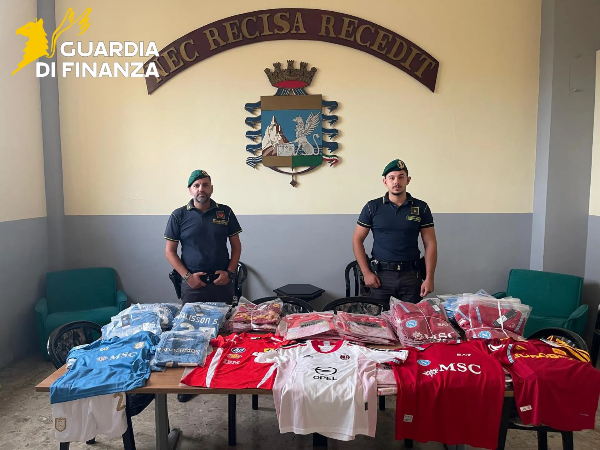 le fiamme gialle sequestrano 2338 magliette contraffatte della ssc napoli da Primacampania.it le fiamme gialle sequestrano 2338 magliette contraffatte della ssc napoli