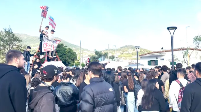 Gruppo numeroso di studenti in una manifestazione all'aperto sull'isola di Ischia durante una giornata di protesta.