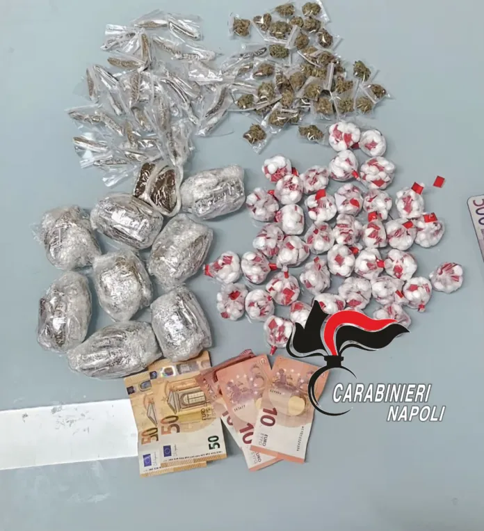 Foto illustrativa di droga, denaro e involucri, allegata al comunicato sui blitz antidroga a Castello di Cisterna.
