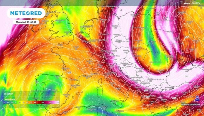 Mappa meteorologica che mostra il getto polare in arrivo sull'Adriatico con colori e linee che indicano la direzione e l'intensità del vento.