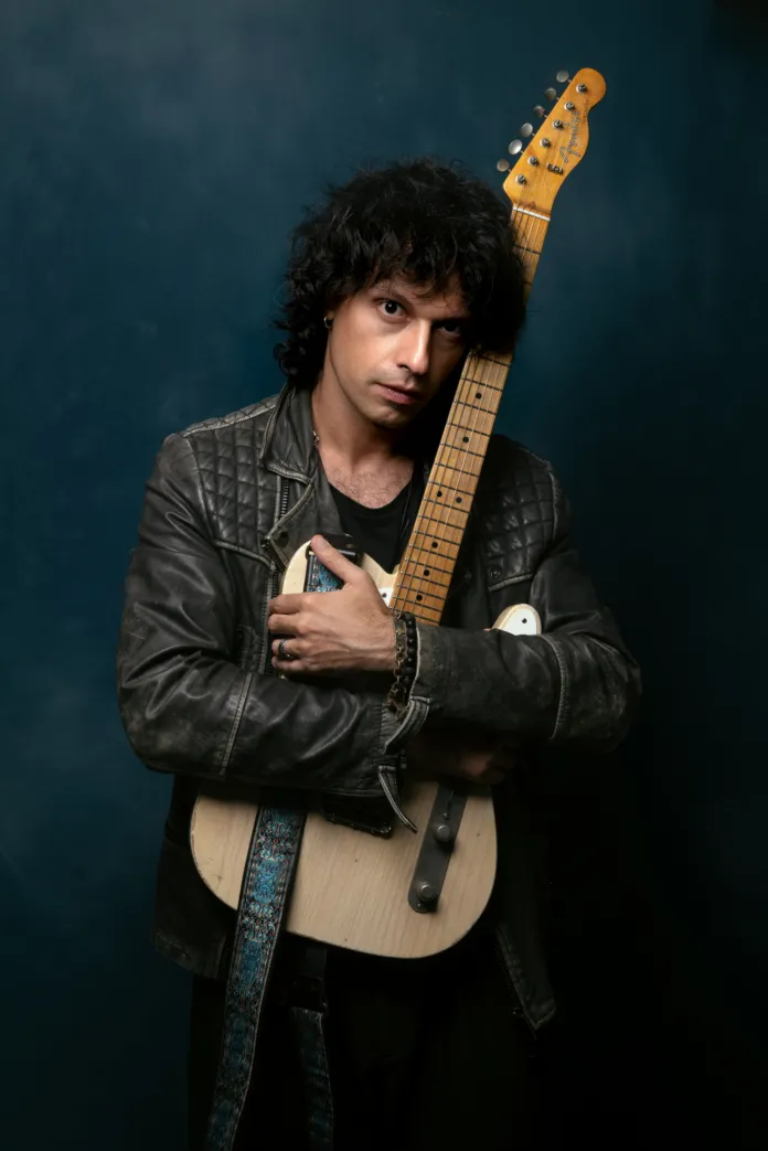 Valerio Bruner con chitarra elettrica, fotografia promozionale