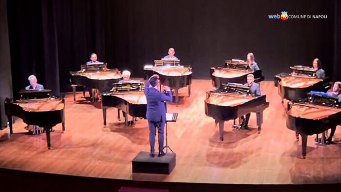 Concerto con più pianisti sul palco durante il festival Piano City Napoli