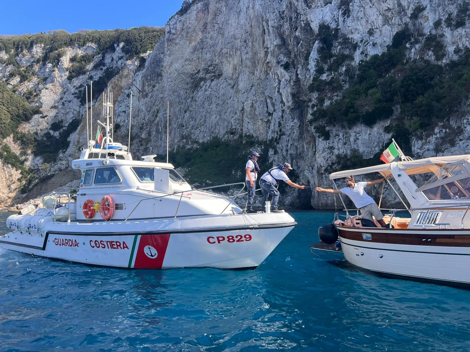 mare e laghi sicuri 2026 in campania 31000 controlli e 200 salvataggi da Primacampania.it mare e laghi sicuri 2026 in campania 31000 controlli e 200 salvataggi