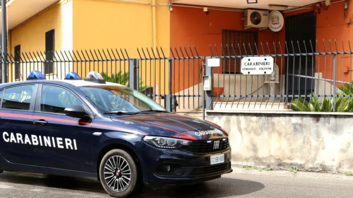 Immagine di un'auto dei Carabinieri davanti a una caserma a Sperone, illustrativa di un'operazione di polizia.