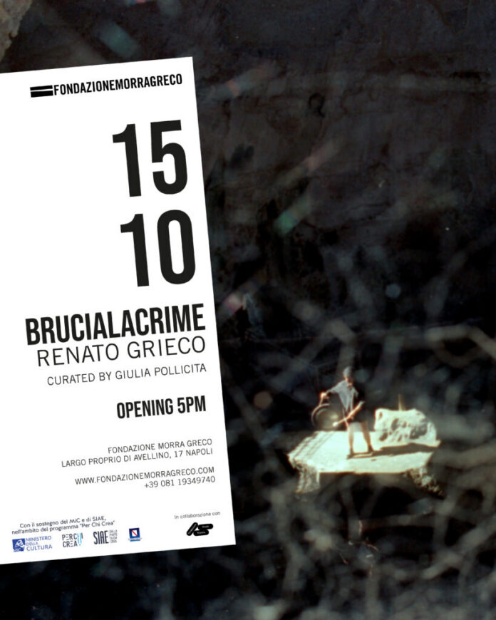 Manifesto promozionale con data e informazioni sull'evento Brucialacrime alla Fondazione Morra Greco.