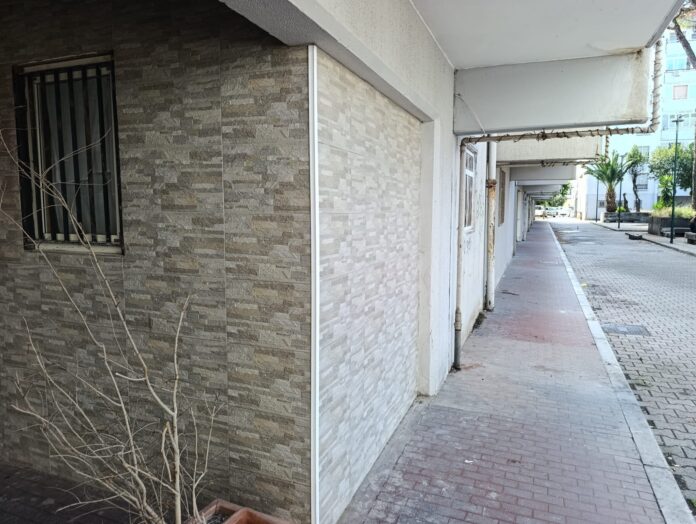 Esterno di un edificio popolare con muratura abusiva negli androni.