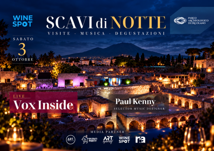 Scavi archeologici di Ercolano illuminati di sera con persone e luci, evento Scavi di Notte.