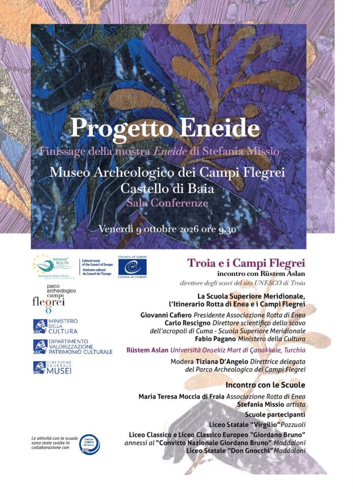 Pannello illustrativo con informazioni sul progetto Eneide e la mostra di Stefania Misso al Museo Archeologico dei Campi Flegrei.