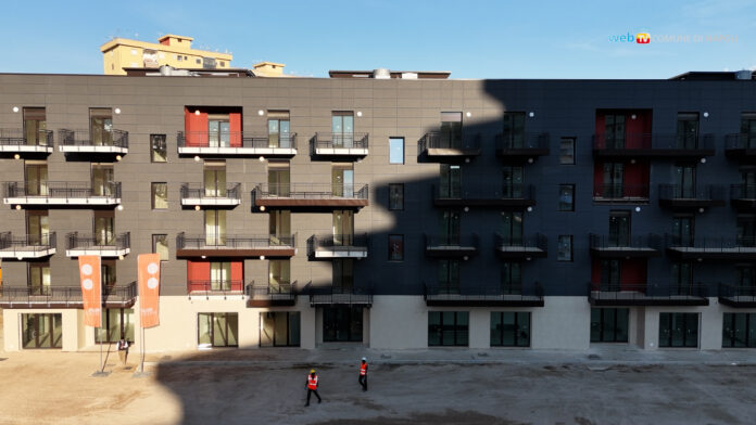 Nuove palazzine di abitazioni a Scampia con finestre e balconi, immagine di archivio.