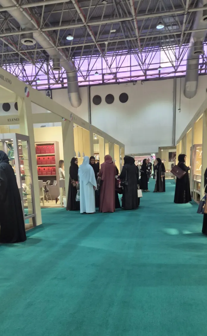 Visitatori e espositori nell'area espositiva del 58° Watch & Jewellery Middle East Show a Sharjah, Emirati Arabi Uniti.