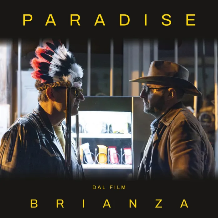 Scena del film Brianza con due persone che parlano in una scena notturna, uno con copricapo piumato e l'altro con cappello.
