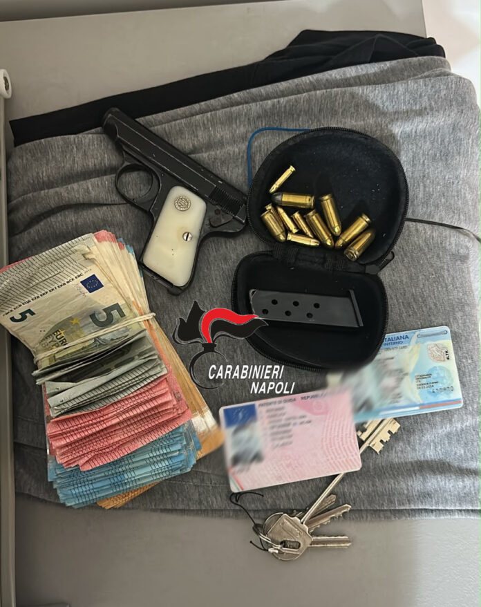 Carabinieri arrestano 29enne a Napoli con pistola e documenti falsi a Traiano