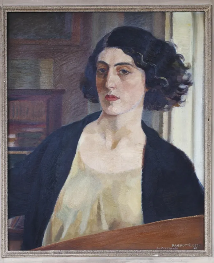 Dipinto a olio di una donna con capelli scuri, giacca blu e abito chiaro, seduta davanti a una libreria.