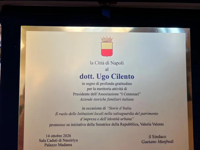 Targa con lo stemma e la dicitura «la Città di Napoli al dott. Ugo Cilento», posata su un supporto.