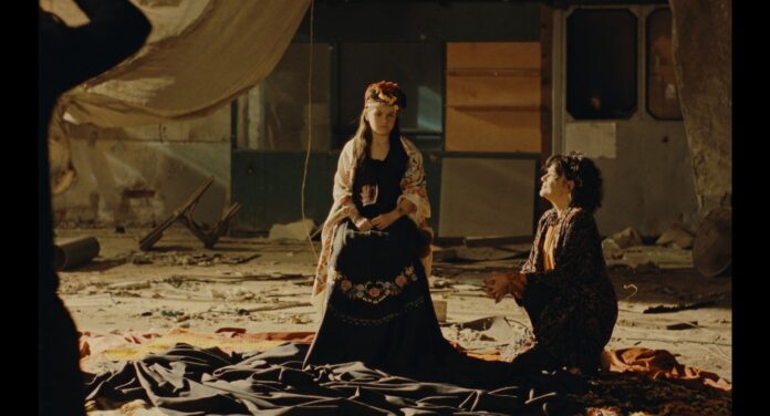 Due attrici in scene di costume durante il film 