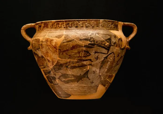 Vaso in ceramica con decorazioni scure su fondo nero.